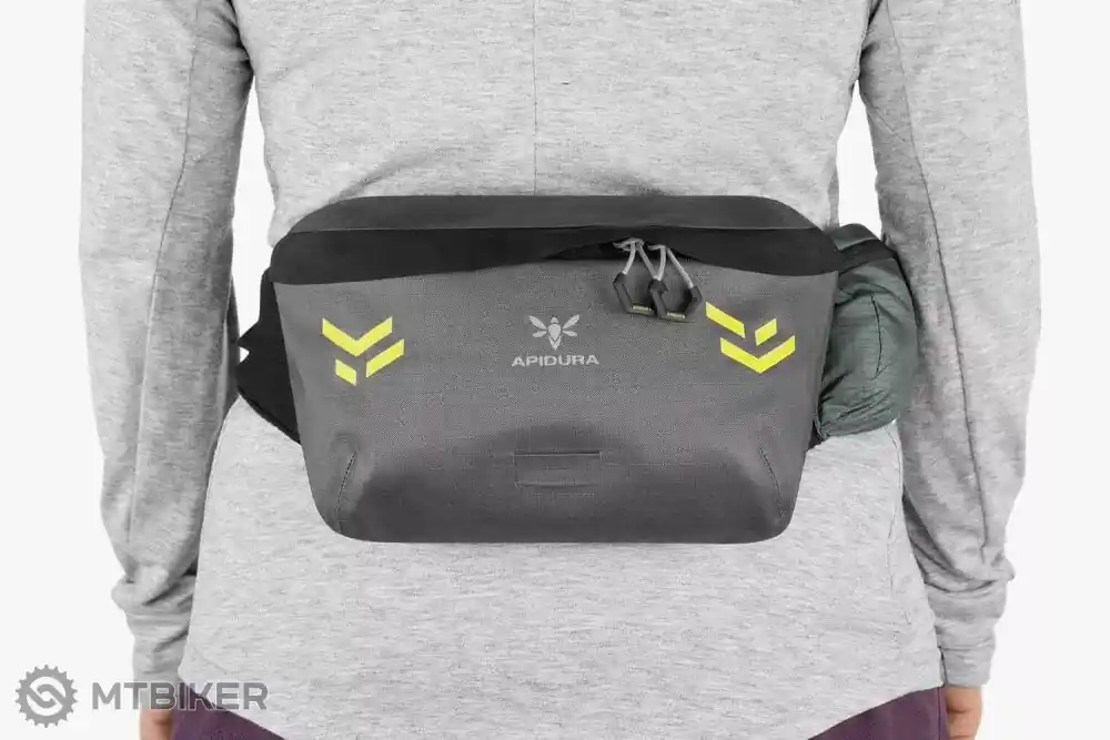 Originální Apidura Backcountry ledvinka, 2,5 l, šedá