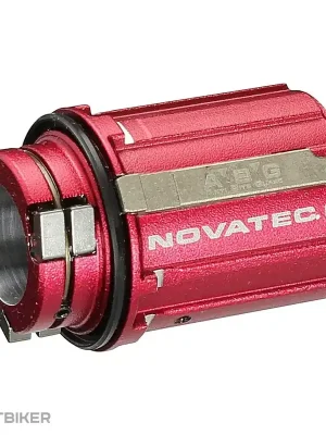 Kup Teď Novatec D2 ABG ořech, 3-západkový, Shimano HG9, hliník, OEM