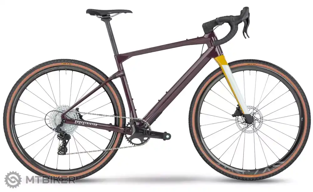 BMC URS 01 THREE 28 kolo, prune/white Ověřený
